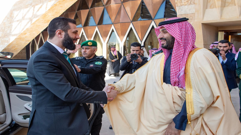 صور وفيديو| محمد بن سلمان يستقبل أحمد الشرع والوفد المرافق له